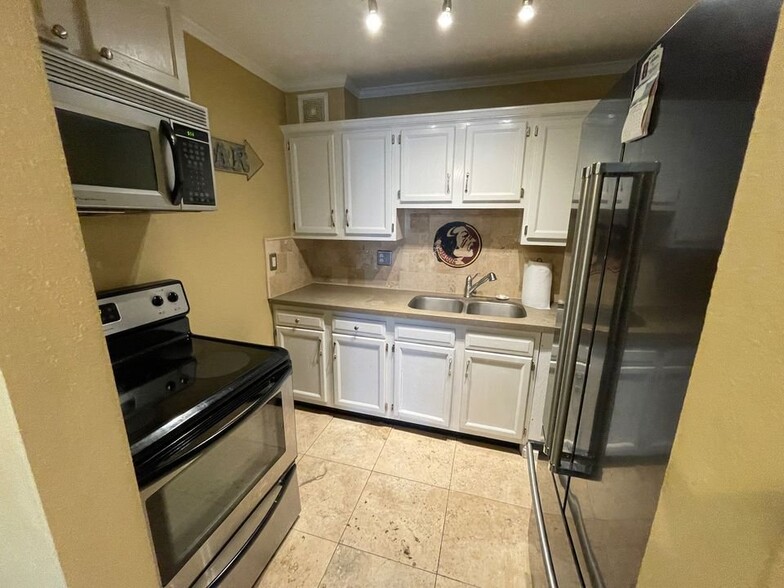 Building Photo - 405 Dunwoody St