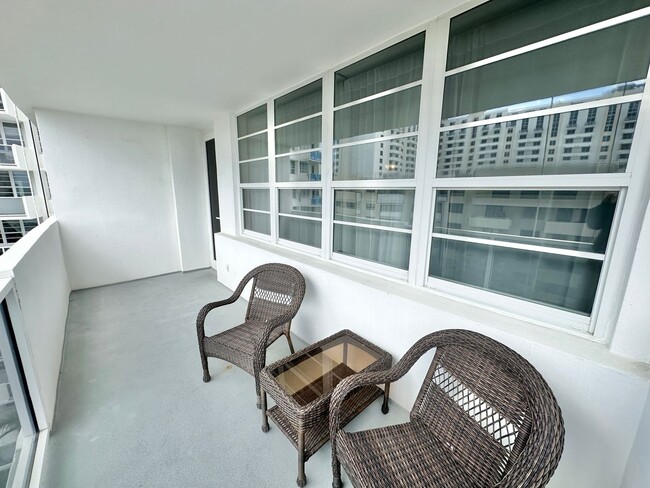 Building Photo - Furnished Studio for Rent in the iconic oc...