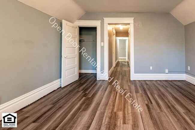 Building Photo - 1030 1/2 Lake Ave