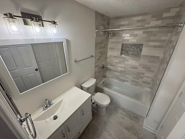 Building Photo - Bright And Cozy 3 Bed 2 Bath Condo In Vibrant Heights On Penderbrook