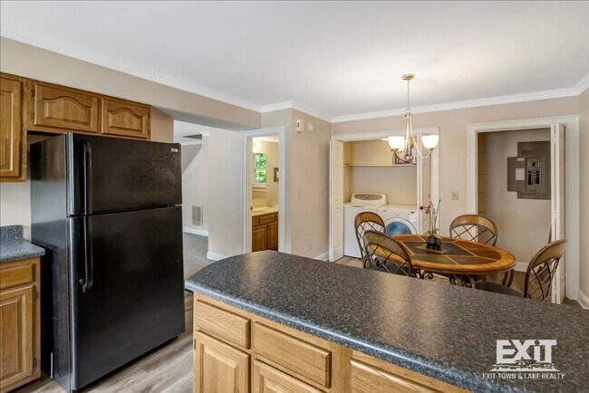 Building Photo - 3 Bedroom/1.5 Bath Duplex Convenient to To...