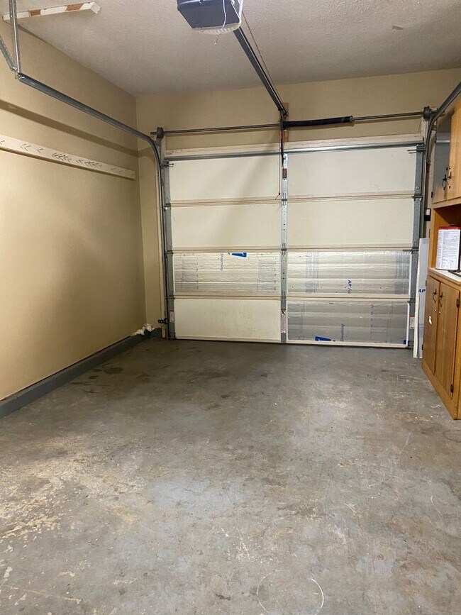 Building Photo - Exit 8! Rossview School. 4 Bed/2 Bath over 1700 Sq.ft!