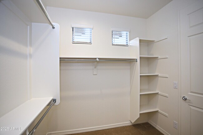 Building Photo - 1005 W Finch Dr