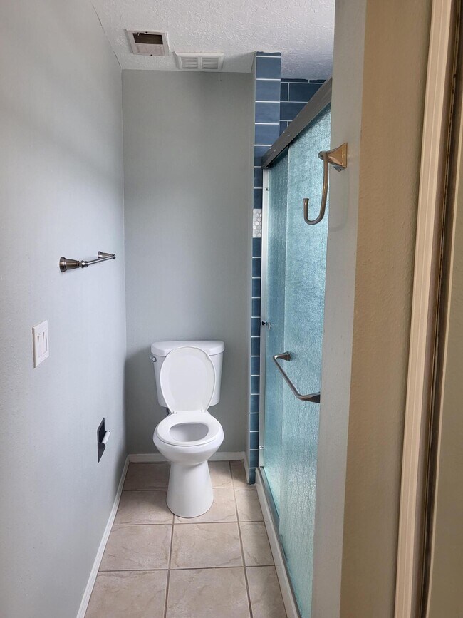 Building Photo - 837 Country Club Dr SE