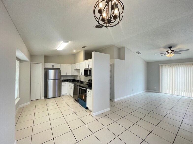 Building Photo - 312 San Gabriel St