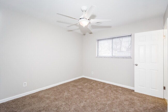 Building Photo - Fantastic 3bd/2ba home! Coming soon!