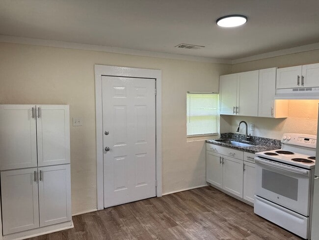 Building Photo - 2 Bed 1 Bath Apartment