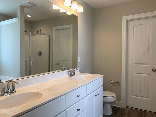 Building Photo - AMAZING LOCATION, Fantastic 4 Bed Home, in...