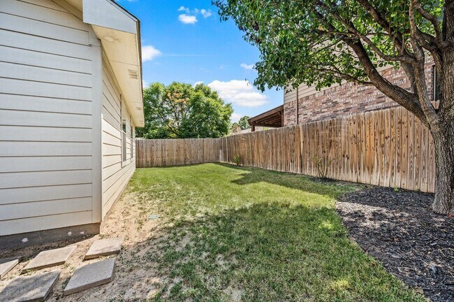 Building Photo - 12113 Thicket Bend Dr