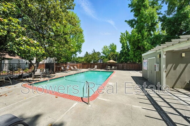 Building Photo - 617 Garden Creek Pl