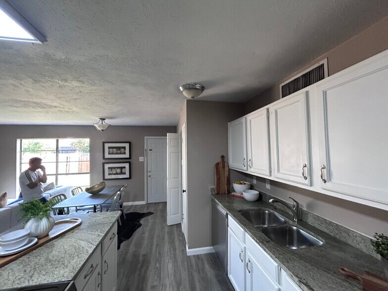 Building Photo - 511 Hanover Dr