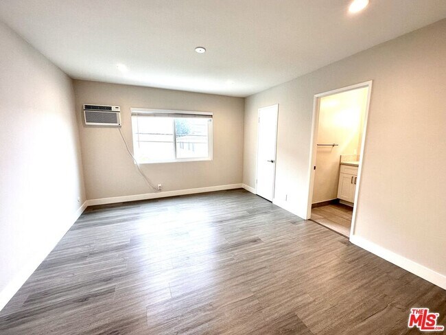 Building Photo - 1051 S Sherbourne Dr