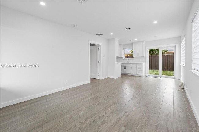 Building Photo - 831 NE 40th St