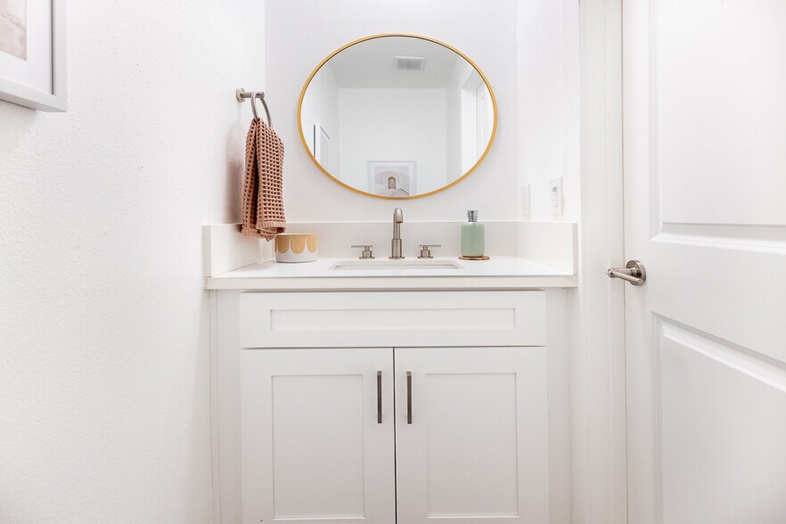 Building Photo - 839 Larrabee St