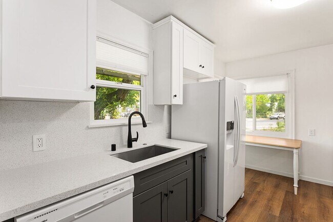 Building Photo - Heart of Sacramento ~~Duplex for RENT!