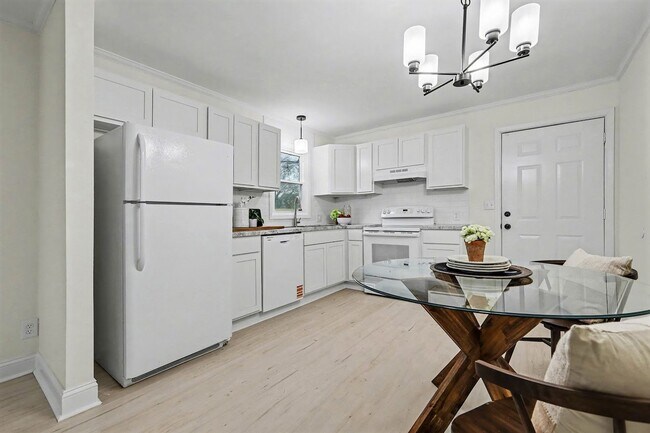 Building Photo - Two Bedroom Two Bathroom House with office and upstairs bonus room!   Fenced Yard!  Dogs Welcome!