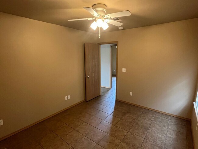 Building Photo - 1528 E 11th Cove