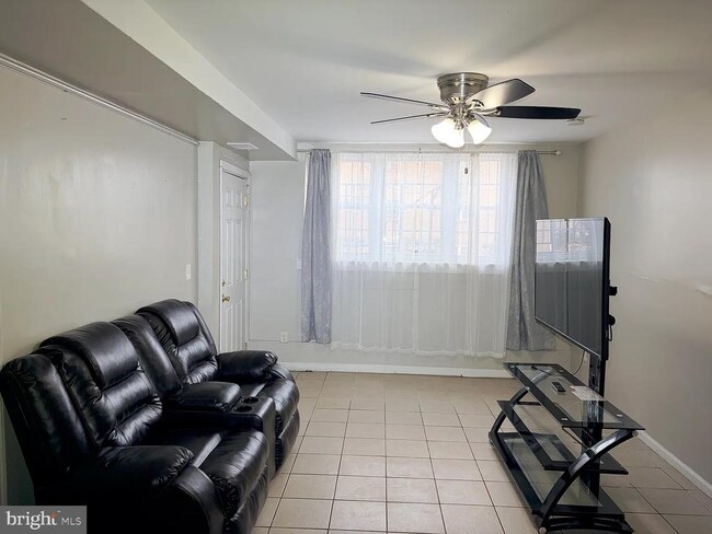 Building Photo - 265 College Dr