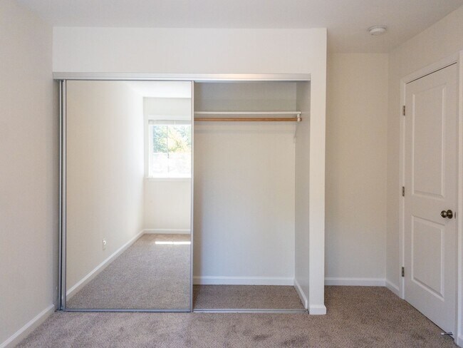 Building Photo - 2BD 1BA Recently Renovated Unit! Parking! PROGRESSIVE