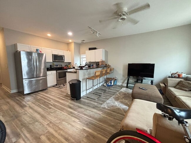 Building Photo - Available 8/15. Renovated 4 BR Home Downtown!