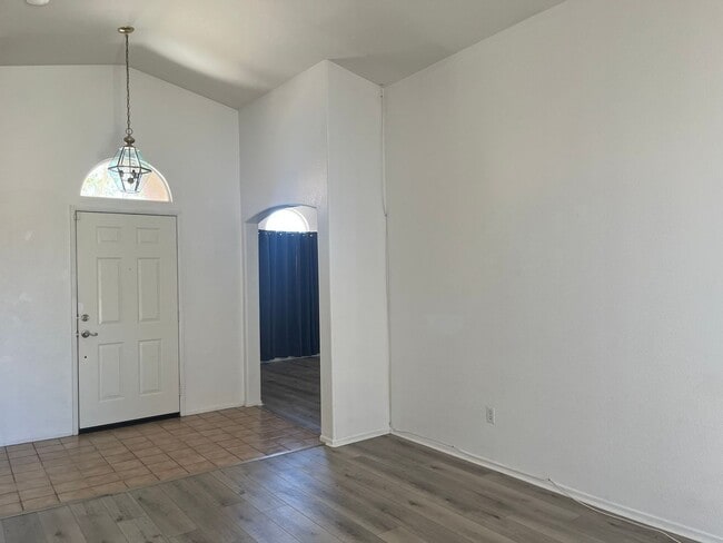 Building Photo - 3 bedroom 2 bathroom Home available in Vic...