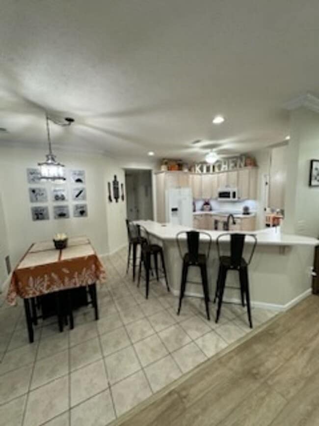 Building Photo - Beautiful, 5-bedroom home in a quiet subdi...