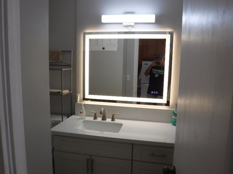 Building Photo - 425 Ena Rd