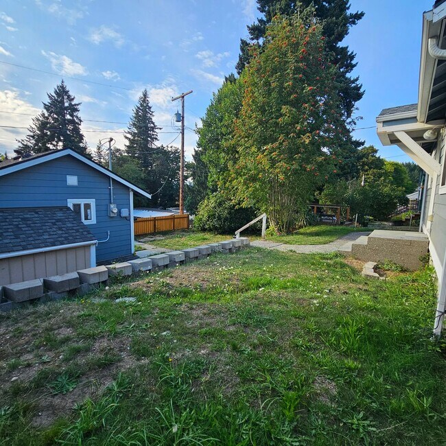 Building Photo - 2-Bedroom Charmer with Bonus Studio & Gara...