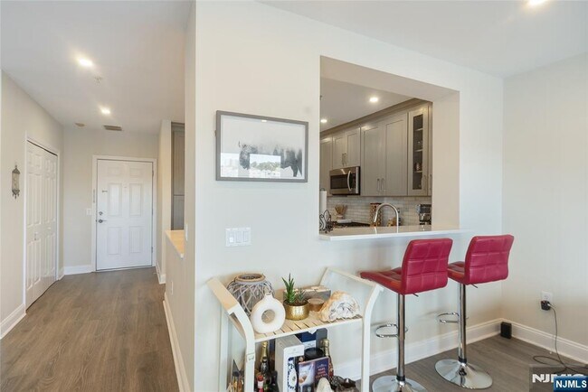 Building Photo - 302 The Promenade