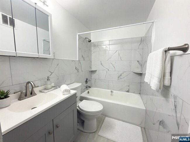 Building Photo - 2180 Center St