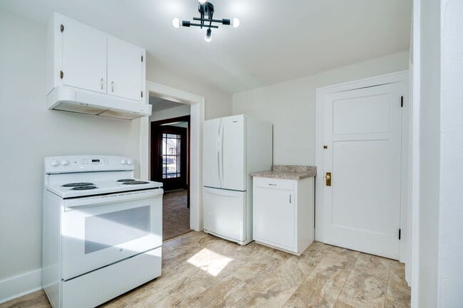 Building Photo - 2824 Dwight Ave