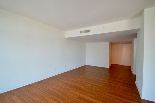 Building Photo - Beautiful 2 Bedroom Apartment in Long Beac...
