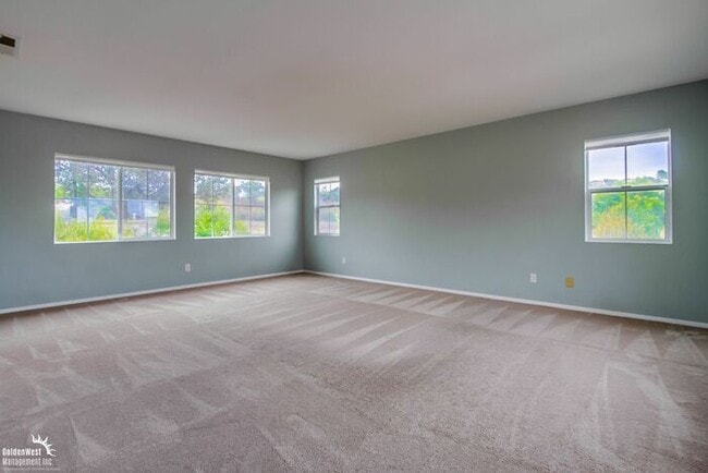 Building Photo - Beautifully 5Bdm 3.5Ba Home in Prime Location