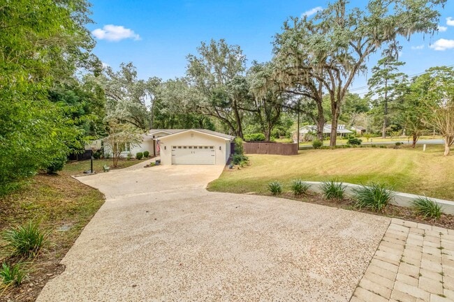 Building Photo - 605 Waverly Rd