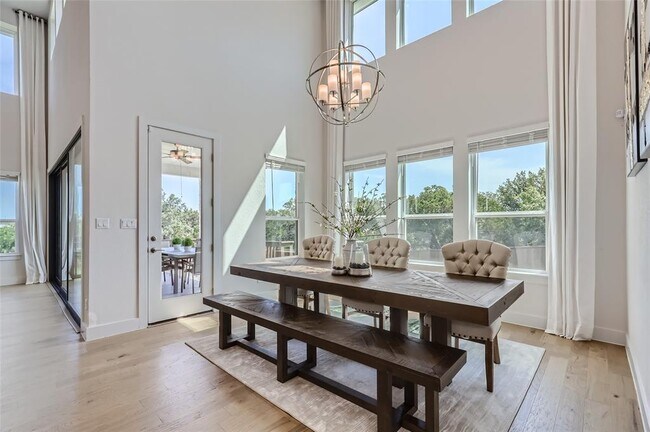 Building Photo - 704 Palamos Dr