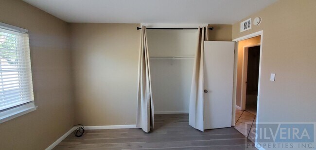 Building Photo - 1642 N Russell Ave