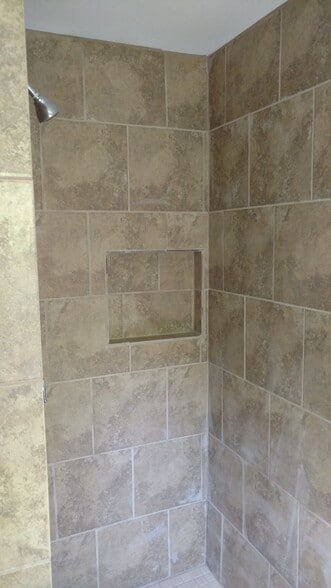 Building Photo - 429 W 2nd St