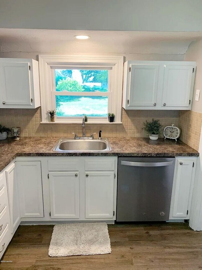 Building Photo - 3 Bedroom Home On Holland's North Side