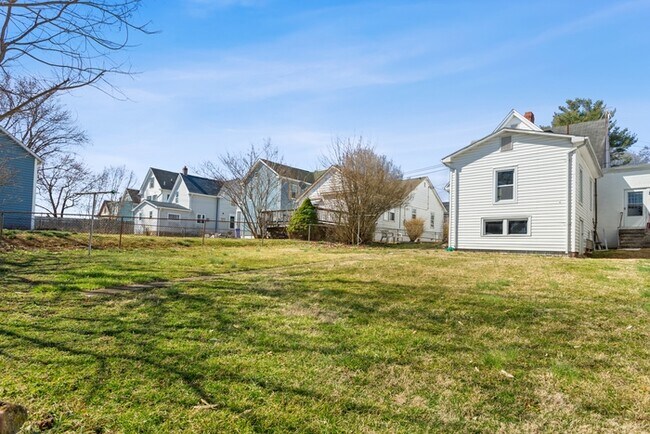 Building Photo - 5 Bedroom Single Family in Brunswick