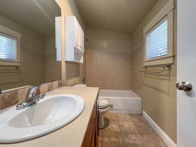 Building Photo - 2Bd/3Ba Seattle Townhouse