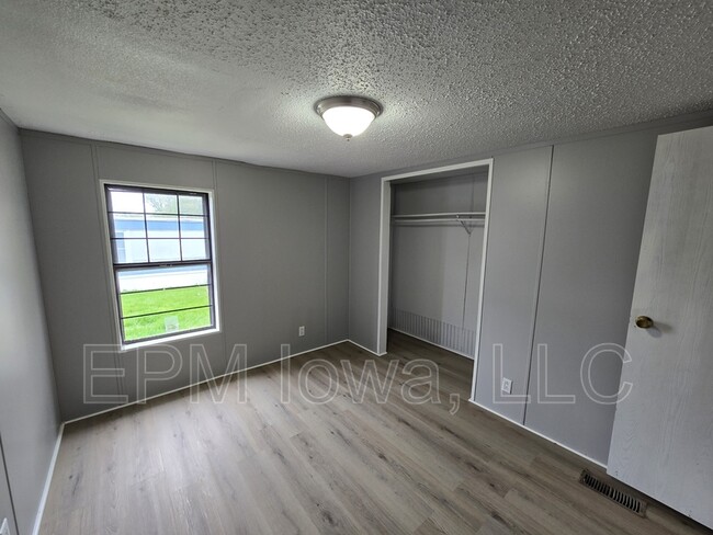 Building Photo - 700 W Ridgeway Ave