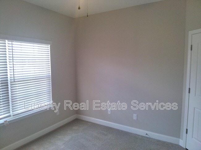 Building Photo - 729 Burke Dr