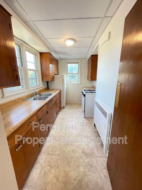 Building Photo - 517 12th Ave N