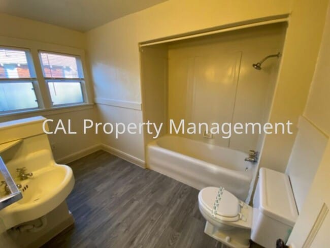 Building Photo - Single Family 2 bedroom and 1 bathroom!
