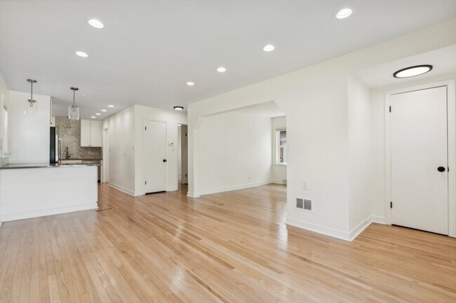 Building Photo - 4725 Thatcher Ave
