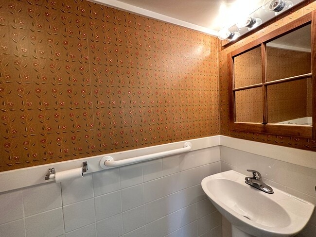 Building Photo - AVAILABLE NOW - 2 Bed 1.5 Bath Craftsman Home with Attached Garage & Office Space