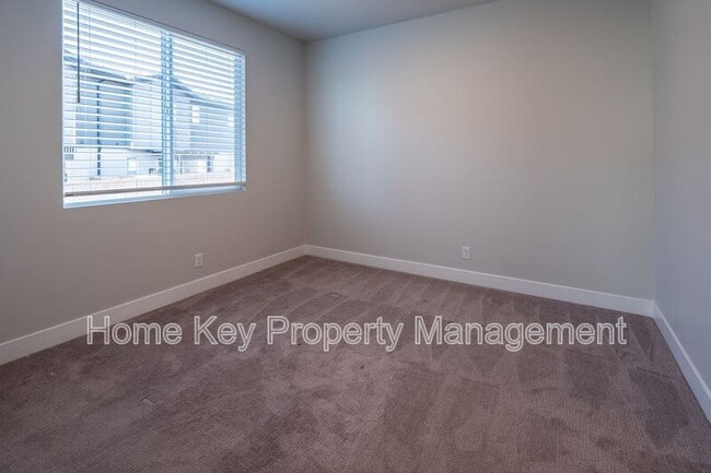 Building Photo - 3915 Razor Dr