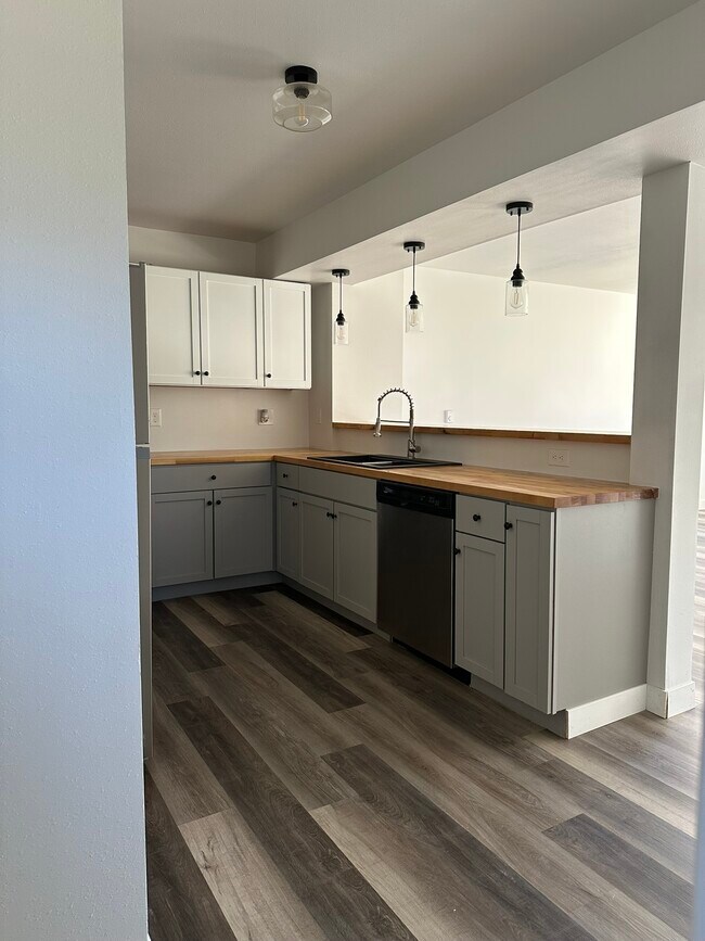 Building Photo - Valley View Estates B