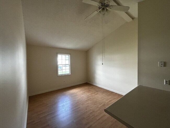 Building Photo - Apartment for Rent