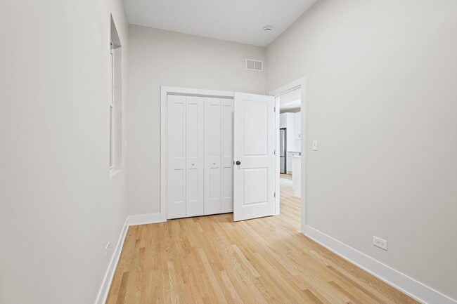 Building Photo - 6445 S Rhodes Ave